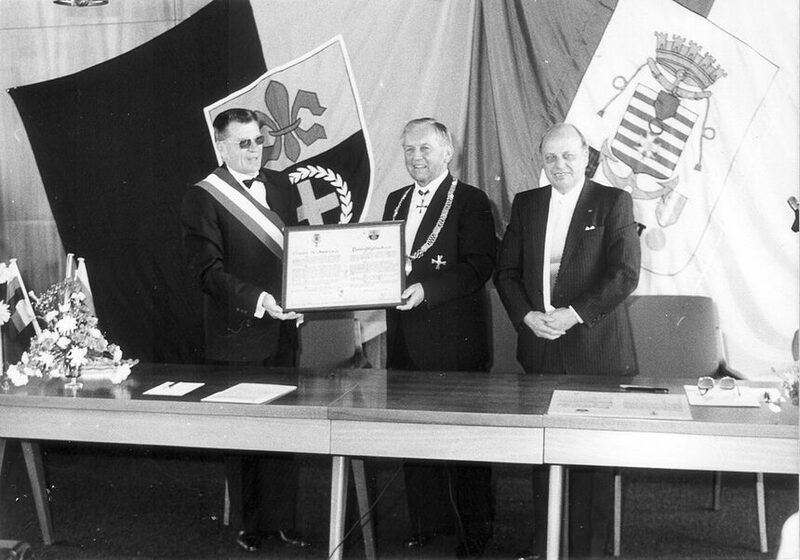Bürgermeister Claude Landas (v.l.), Bürgermeister Franz Vit und Gemeindedirektor Herrmann Goertz bei der Gründung der Partnerschaft im Jahr 1982